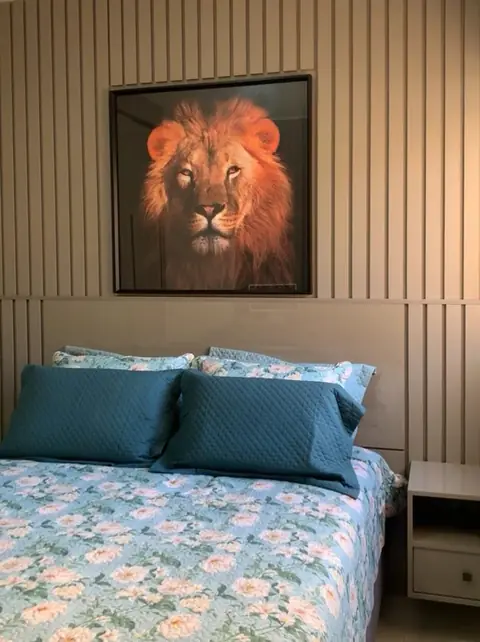 Quarto com cabeceira ripada e criado-mudo planejados