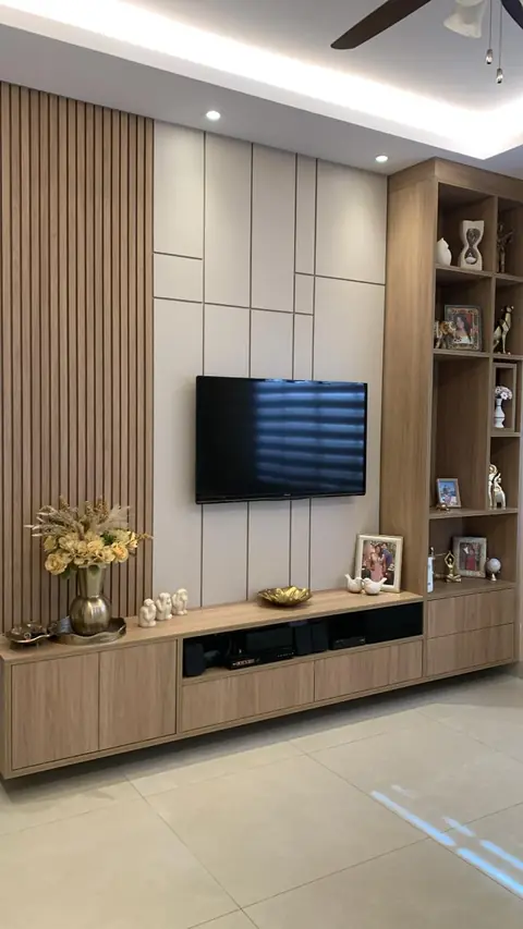 Sala com painel de TV ripado, rack amadeirado e estante com nichos