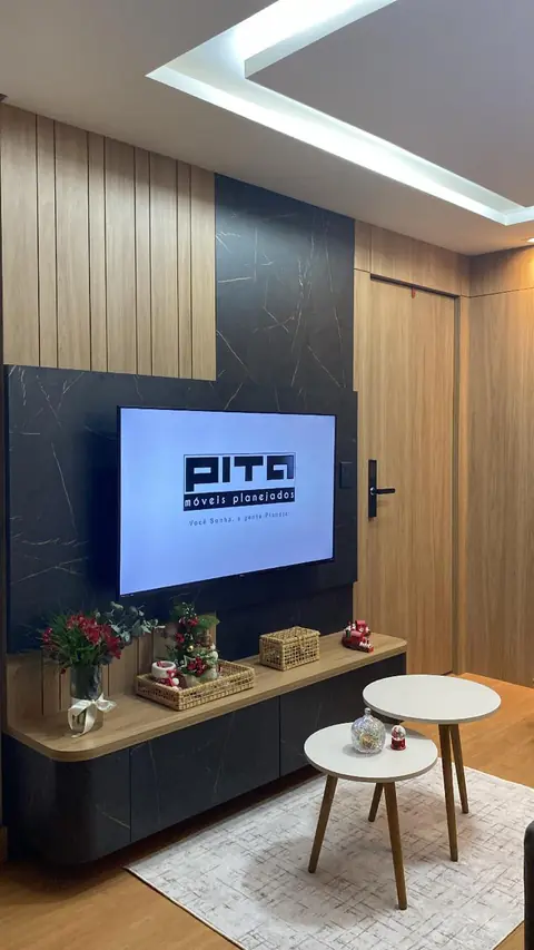 Sala com painel de TV marmorizado escuro e ripado amadeirado